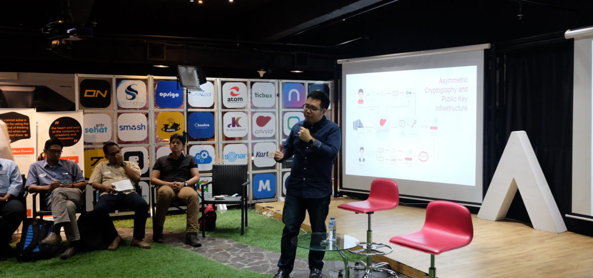 CEO PrivyID, Marshall Pribadi saat menjelaskan tentang tanda tangan digital pada MeetUp StartUp Lokal Indigo di Jakarta Digital Valey