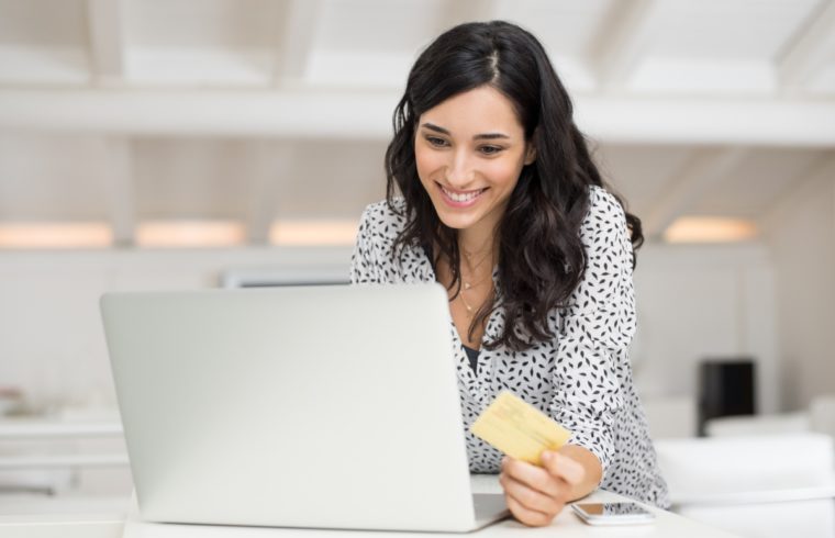 Wanita melakukan transaksi online.