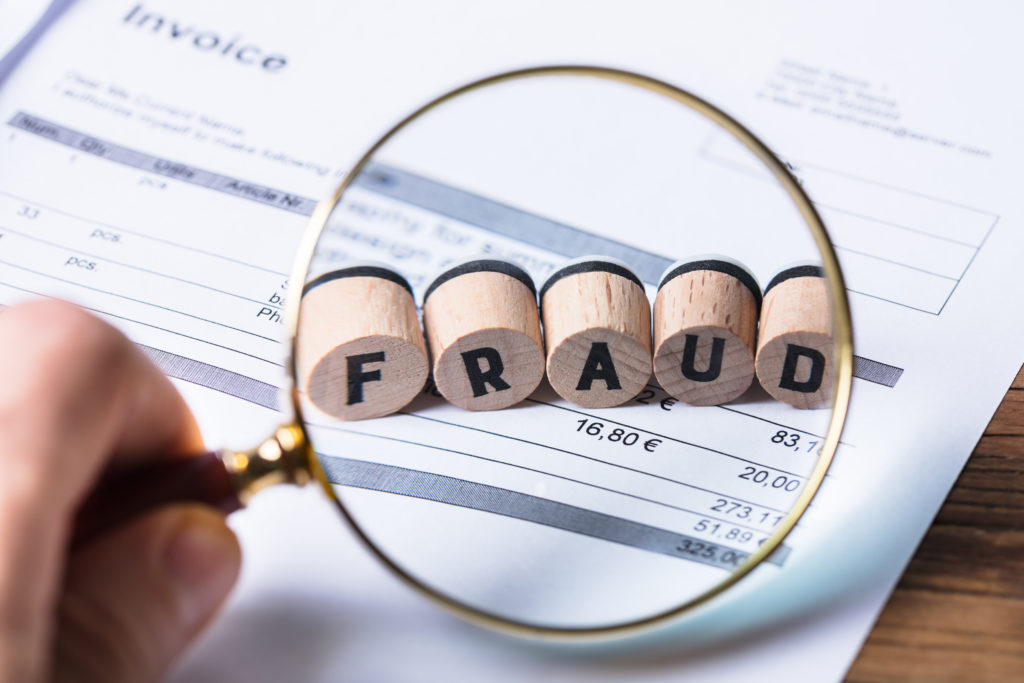 Fraud adalah kecurangan dan juga termasuk ke dalam tindakan penipuan.